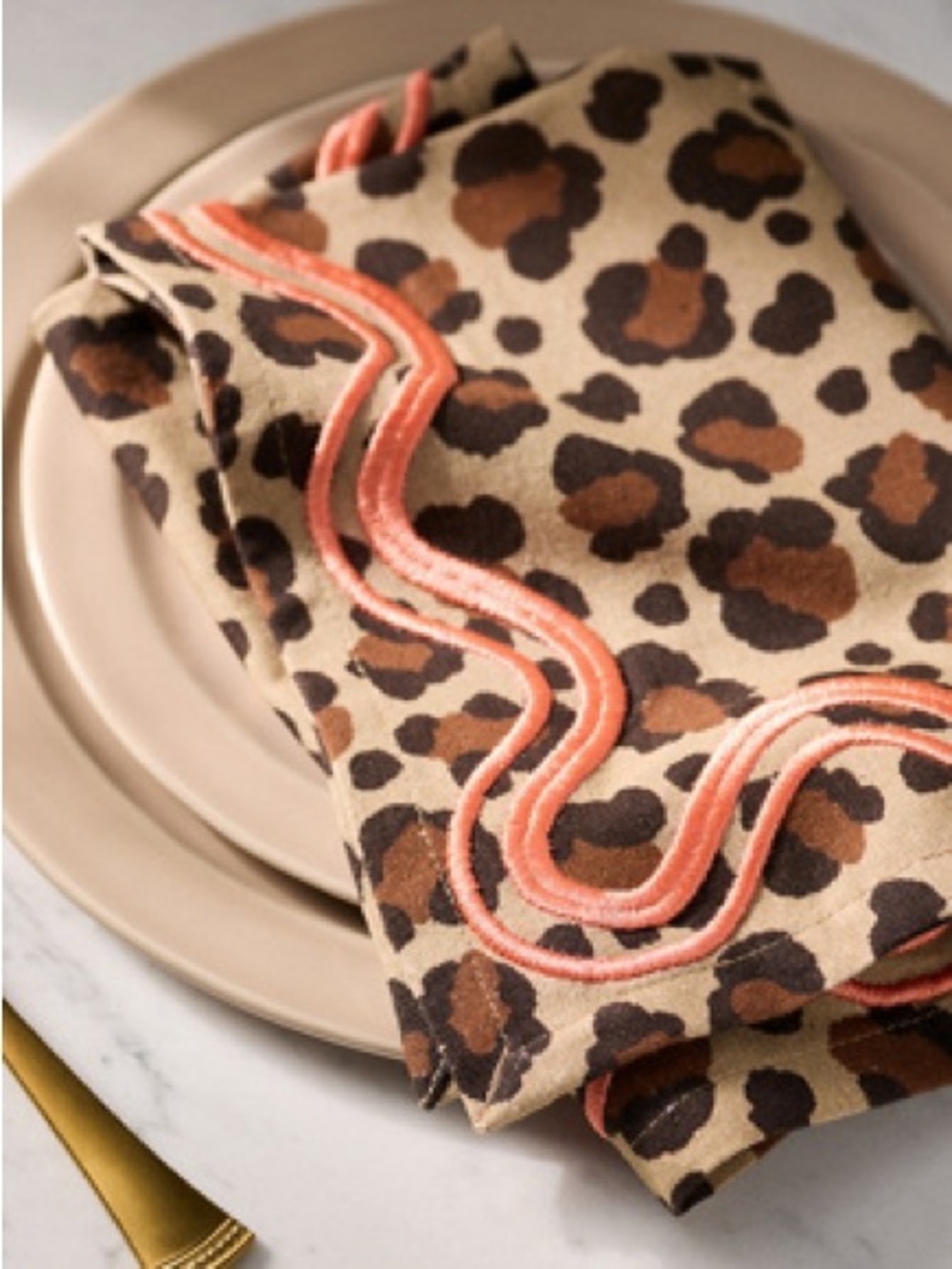 ❤️ NWT Anthropologie Leopard Print Napkins with Coral Embroidery (2)